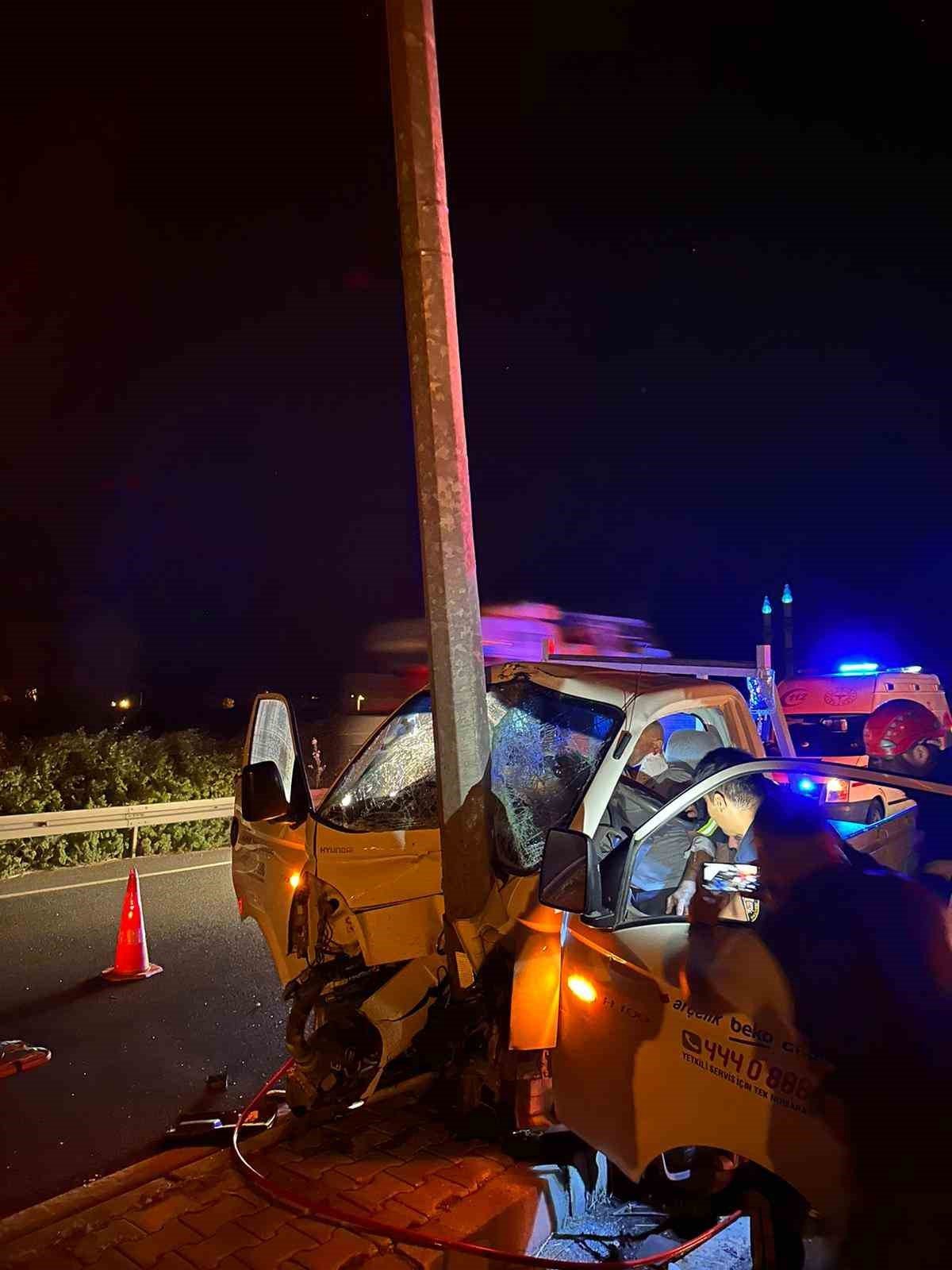 Kamyonette sıkışan sürücüyü itfaiye ekipleri kurtardı