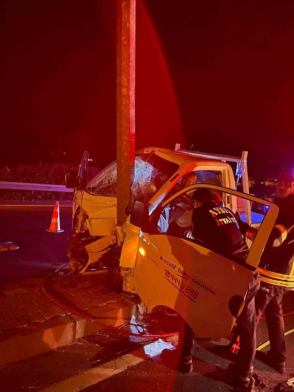 Kamyonette sıkışan sürücüyü itfaiye ekipleri kurtardı