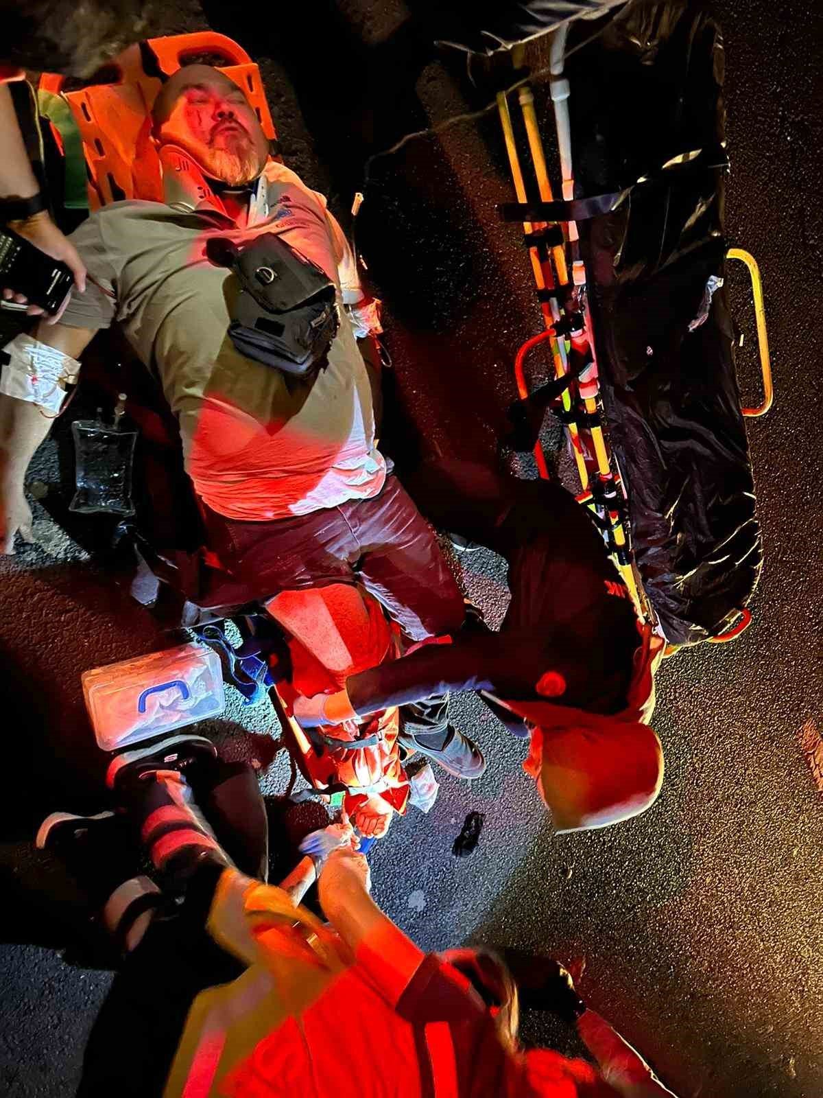 Kamyonette sıkışan sürücüyü itfaiye ekipleri kurtardı