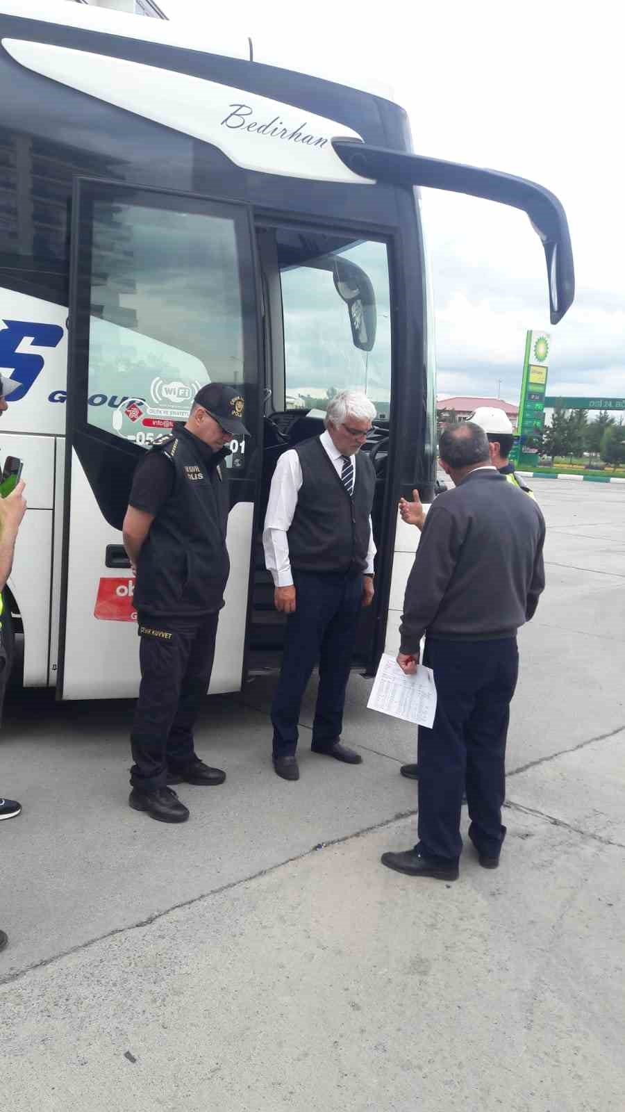 Kars’ta sürücülere ve yolculara trafik kuralları anlatıldı