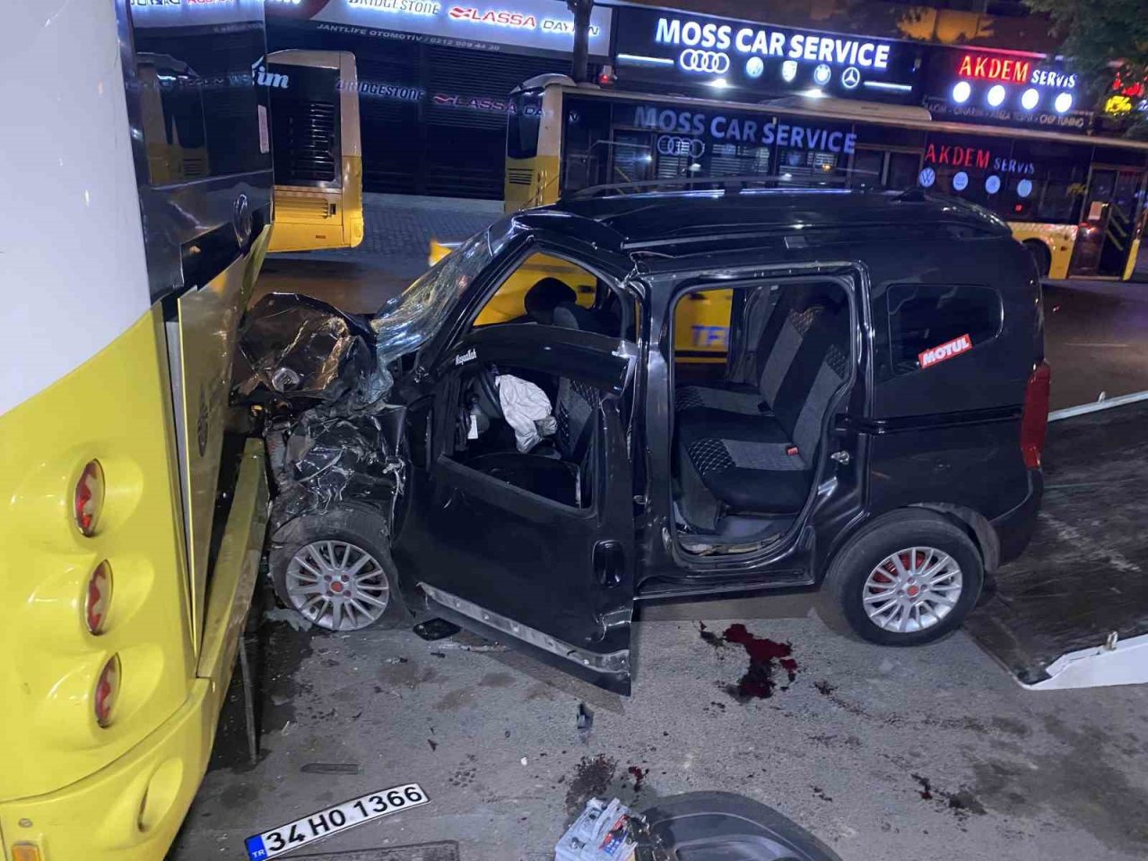 Bağcılar’da kontrolünü kaybeden sürücü İETT otobüsüne çarptı: 4’ü ağır 6 yaralı