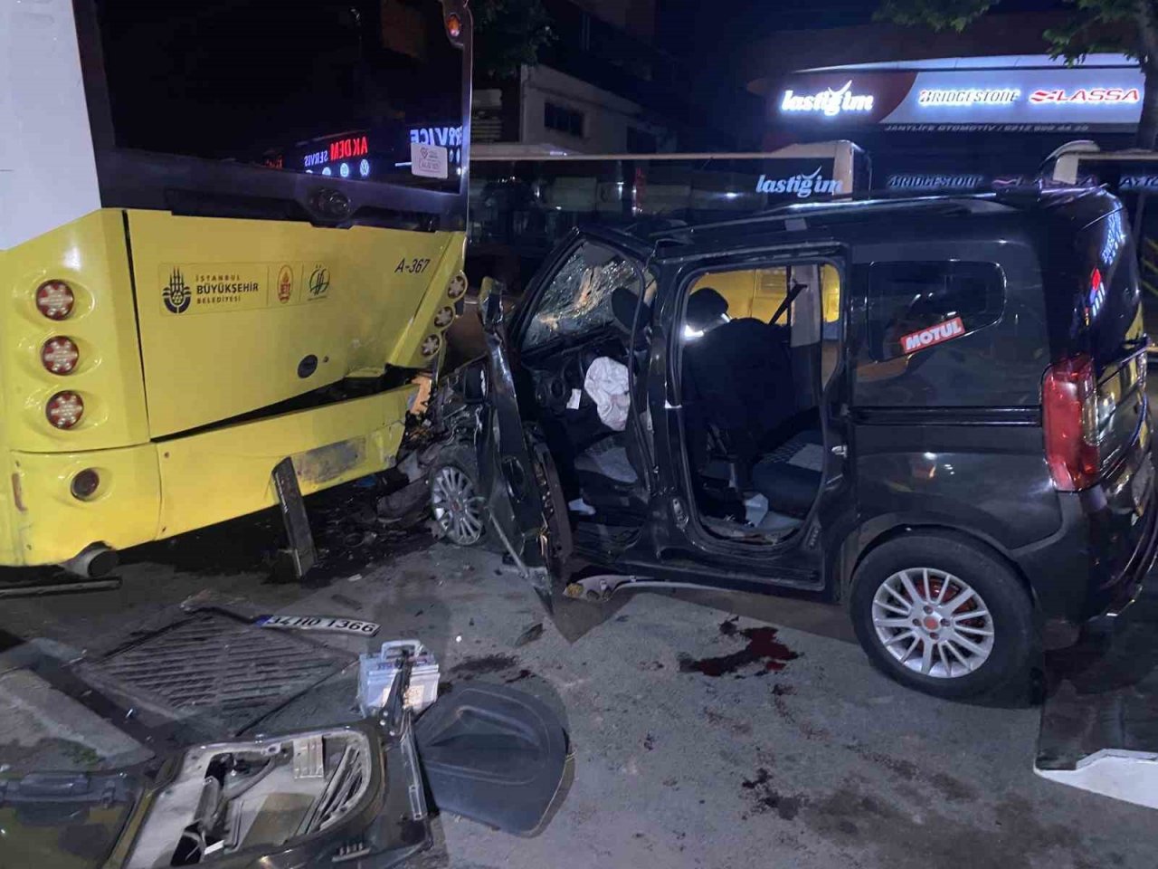 Bağcılar’da kontrolünü kaybeden sürücü İETT otobüsüne çarptı: 4’ü ağır 6 yaralı