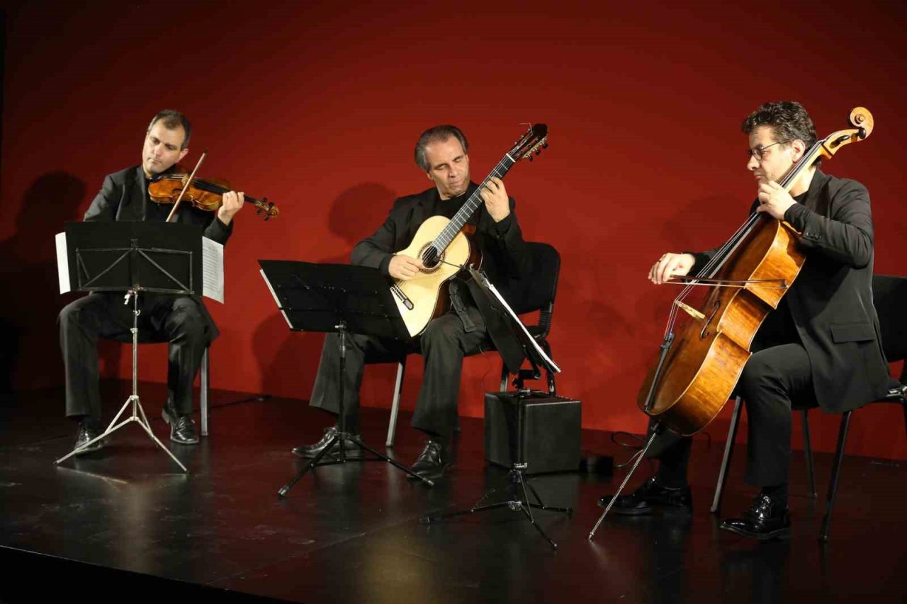 Keman ve çellonun gitarla buluştuğu konser