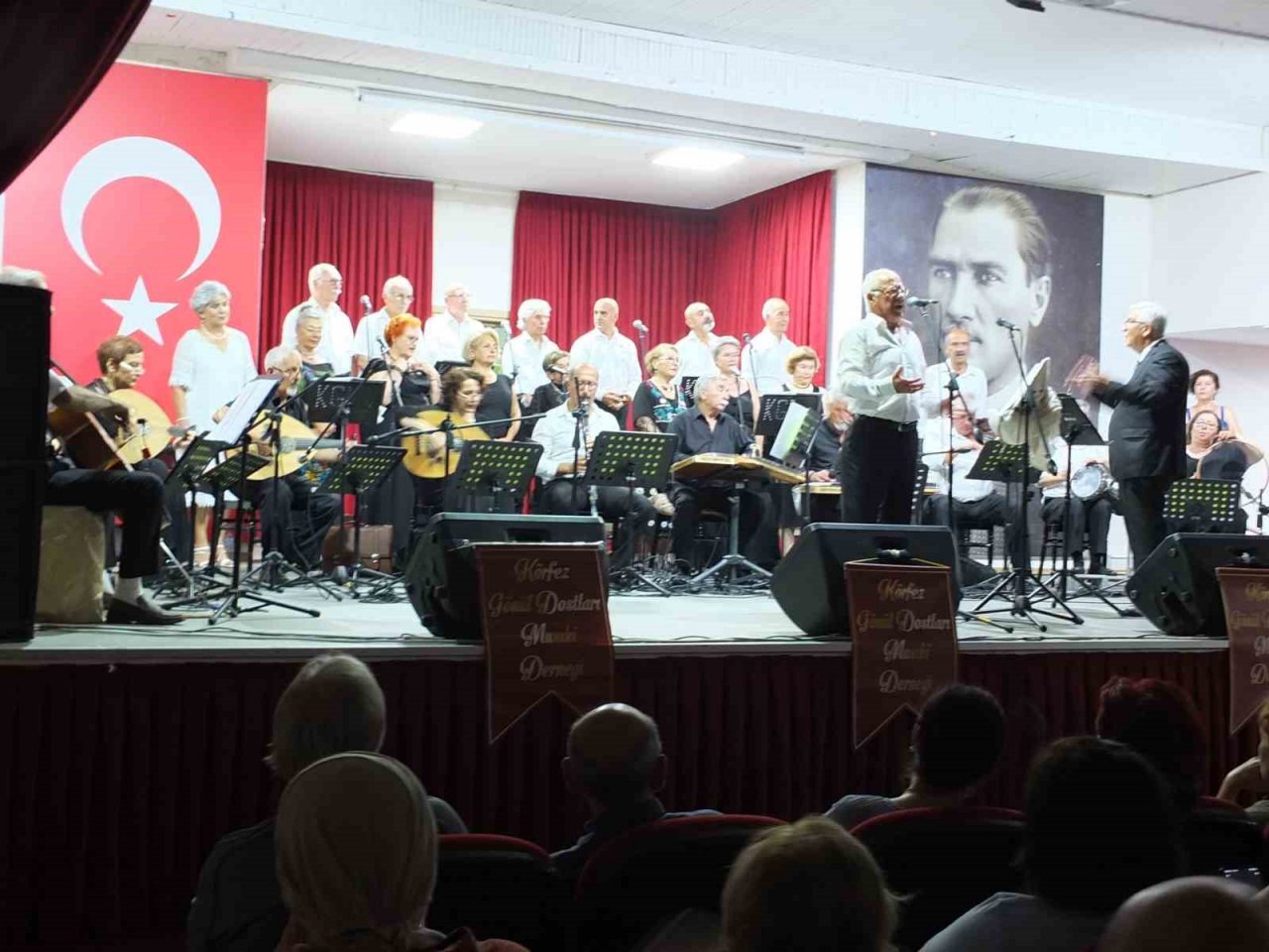 Balıkesir’de amatörler korosu izleyenleri coşturdu