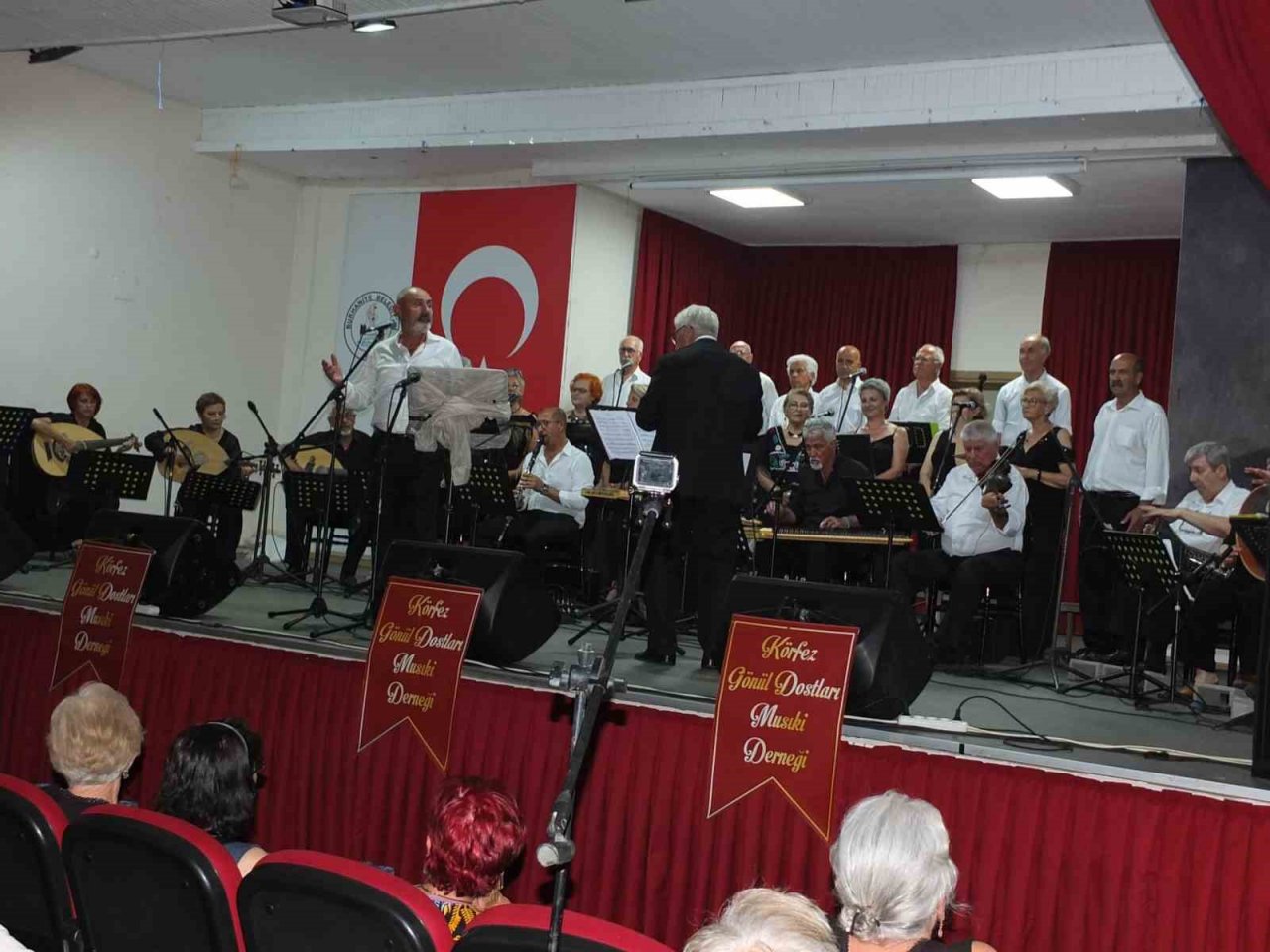 Balıkesir’de amatörler korosu izleyenleri coşturdu