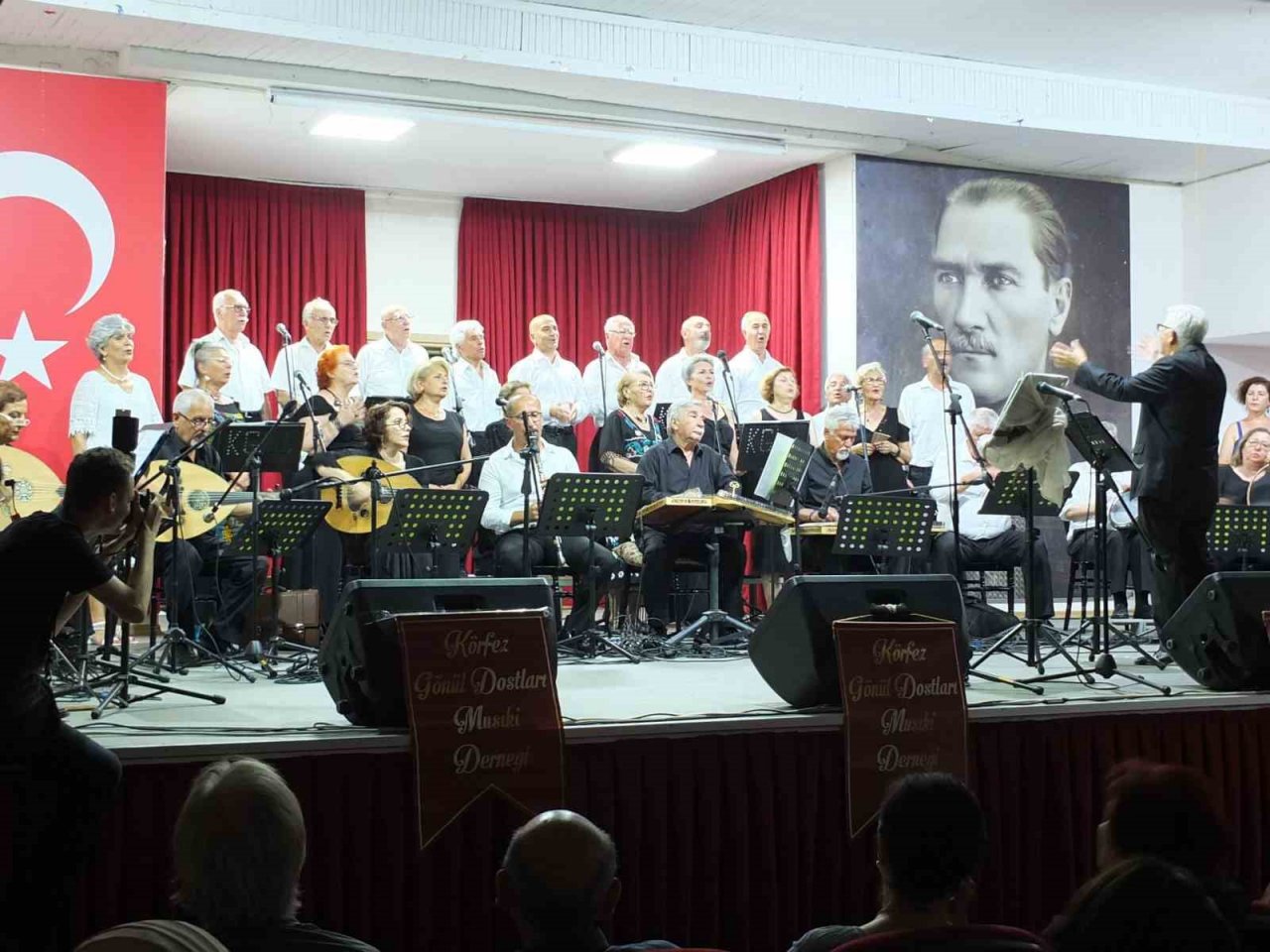 Balıkesir’de amatörler korosu izleyenleri coşturdu