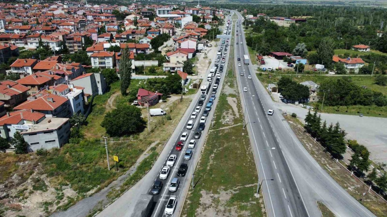 Afyonkarahisar- Konya karayolunda bayram trafiği yoğunluğu