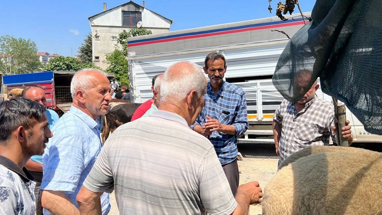 Bayrama sayılı günler kala kurban pazarlarında hareketlilik