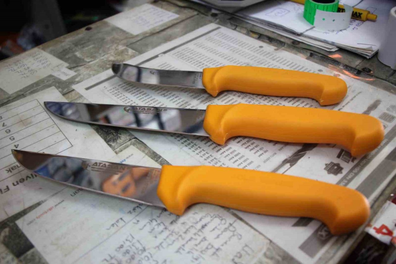 Bıçaklar kurbana bileniyor