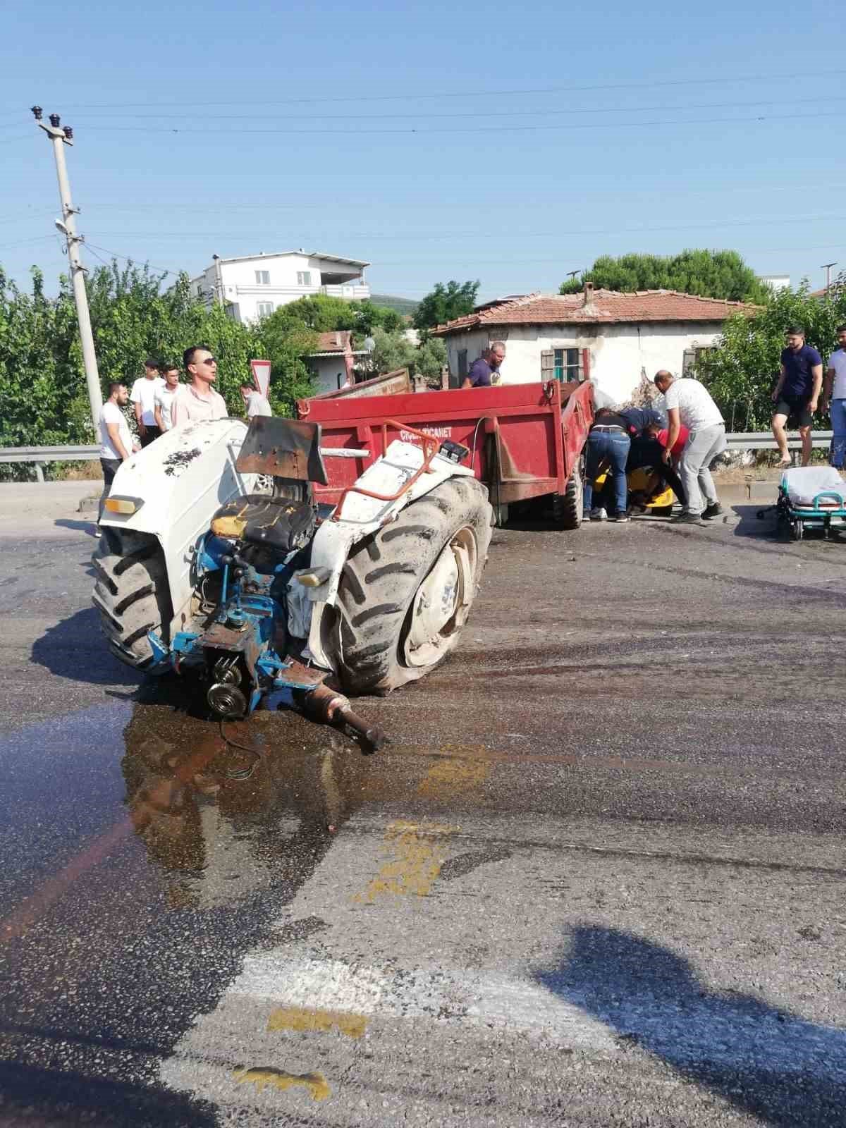 Manisa’da servis otobüsü traktörle çarpıştı: 1’i ağır 6 yaralı