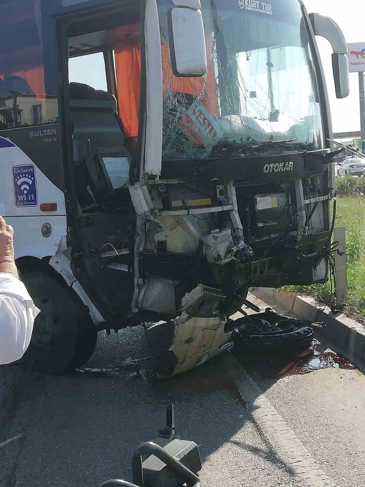 Manisa’da servis otobüsü traktörle çarpıştı: 1’i ağır 6 yaralı