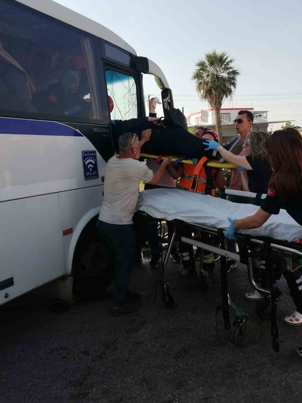 Manisa’da servis otobüsü traktörle çarpıştı: 1’i ağır 6 yaralı