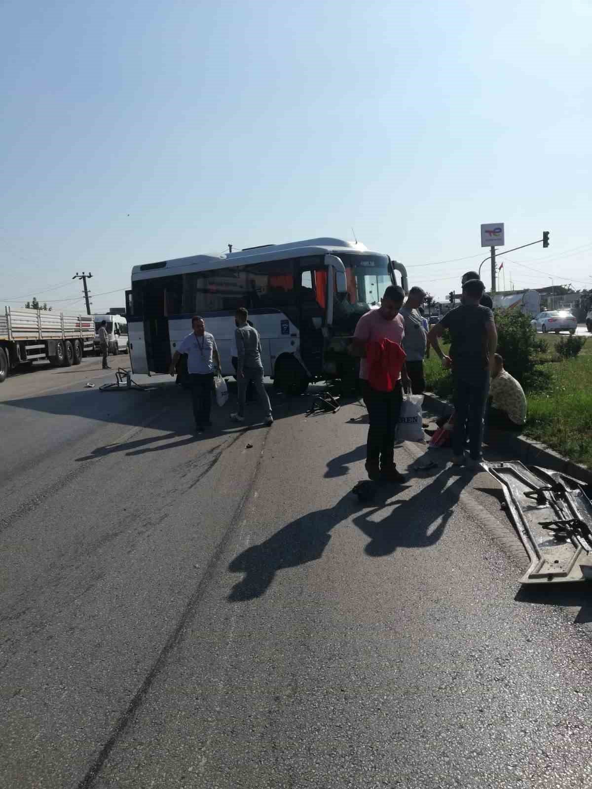 Manisa’da servis otobüsü traktörle çarpıştı: 1’i ağır 6 yaralı
