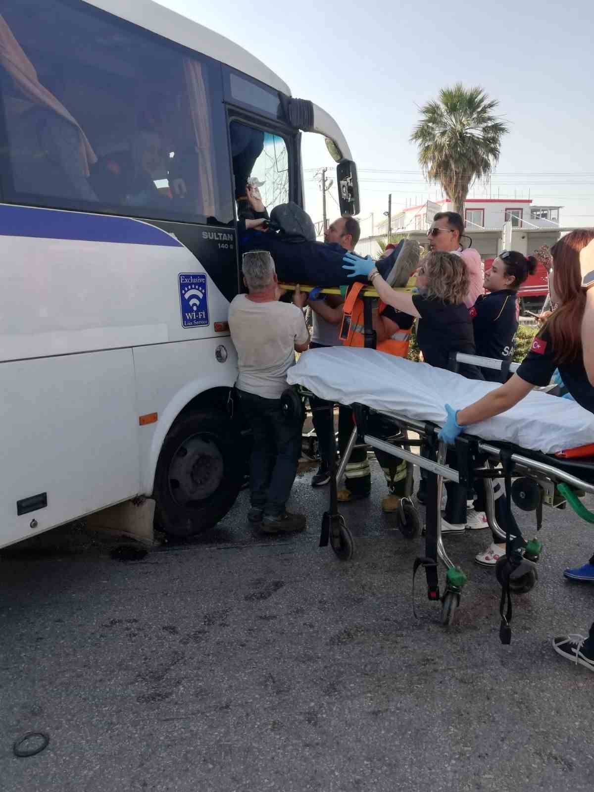 Manisa’da servis otobüsü traktörle çarpıştı: 1’i ağır 6 yaralı