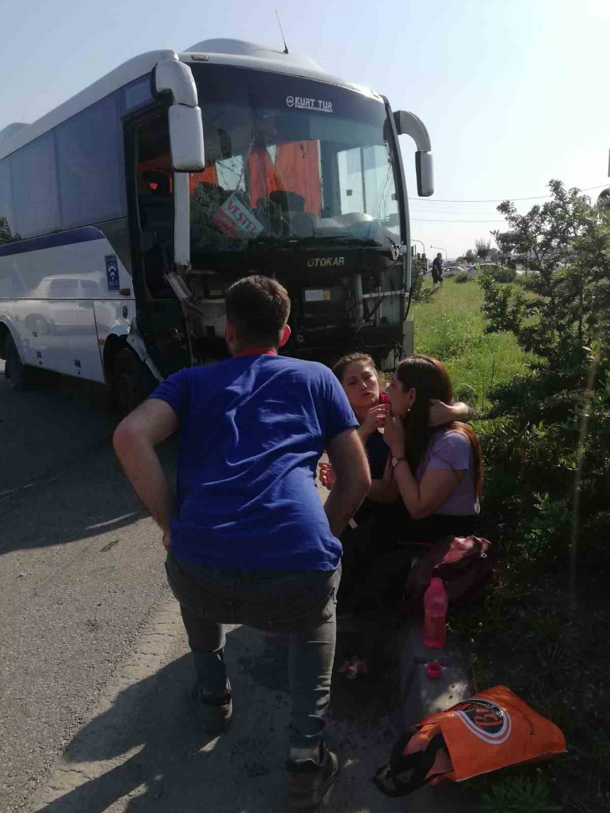 Manisa’da servis otobüsü traktörle çarpıştı: 1’i ağır 6 yaralı