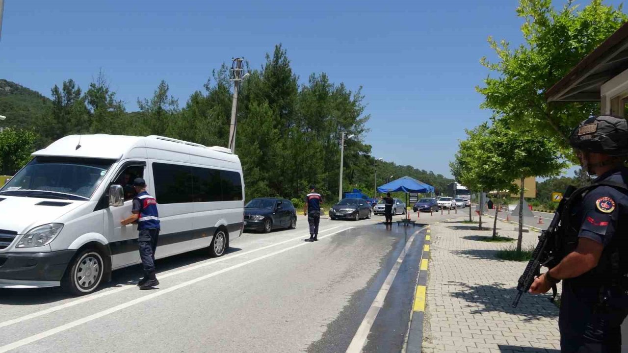 Marmaris’e bir günde 17 bin araç giriş yaptı