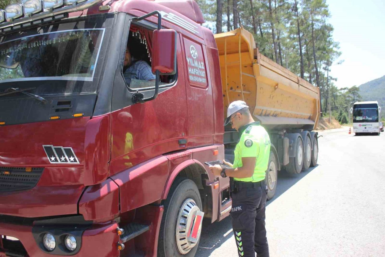 Marmaris’e bir günde 17 bin araç giriş yaptı