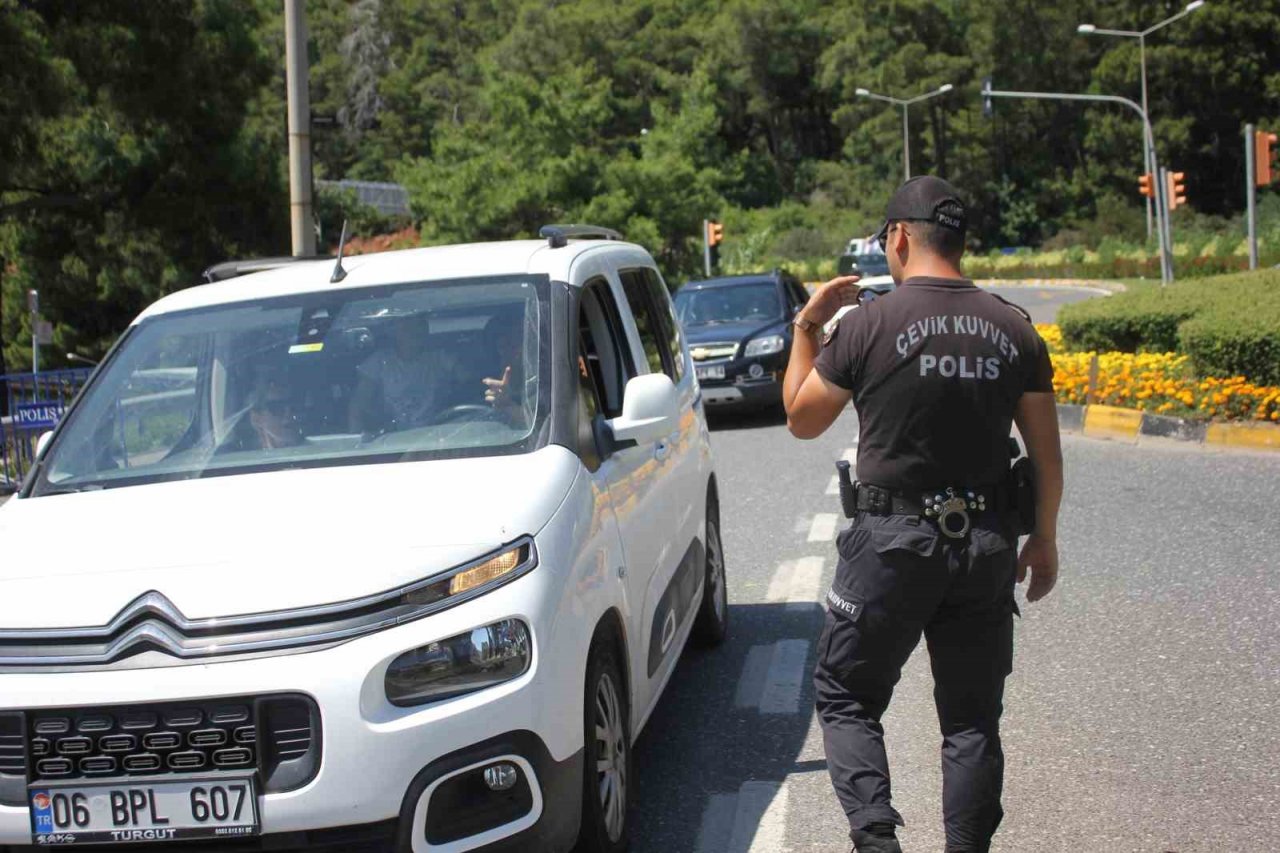 Marmaris’e bir günde 17 bin araç giriş yaptı