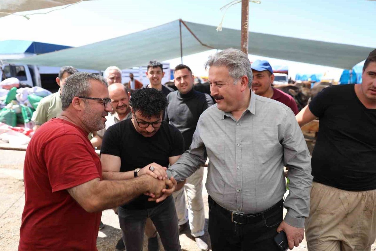 Başkan Palancıoğlu kurban pazarını inceledi, büyükbaş pazarlığı yaptı
