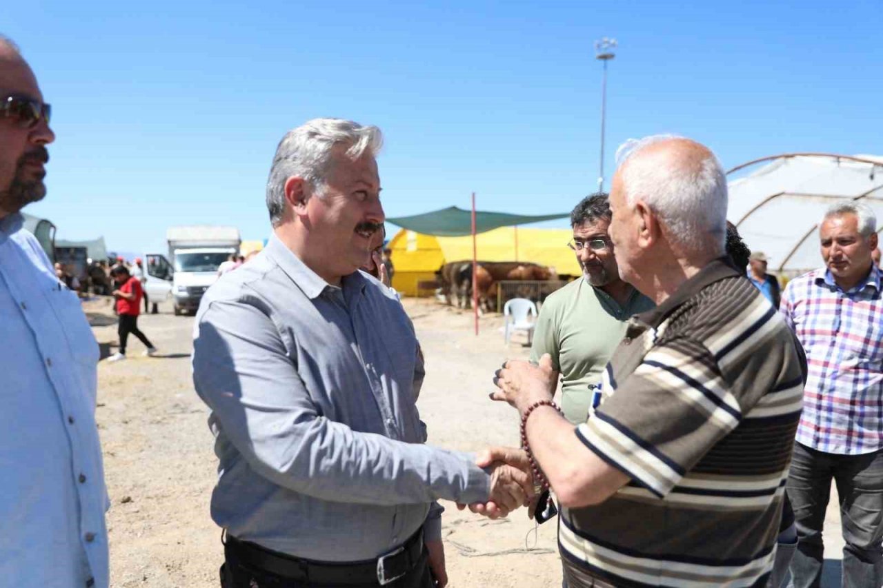 Başkan Palancıoğlu kurban pazarını inceledi, büyükbaş pazarlığı yaptı