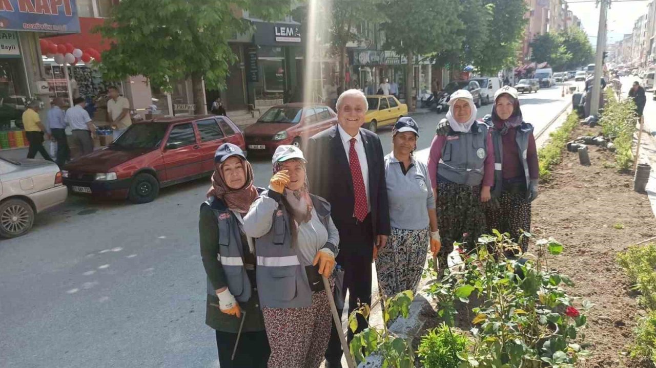 Kadın eli değince orta refüjler çiçek açtı