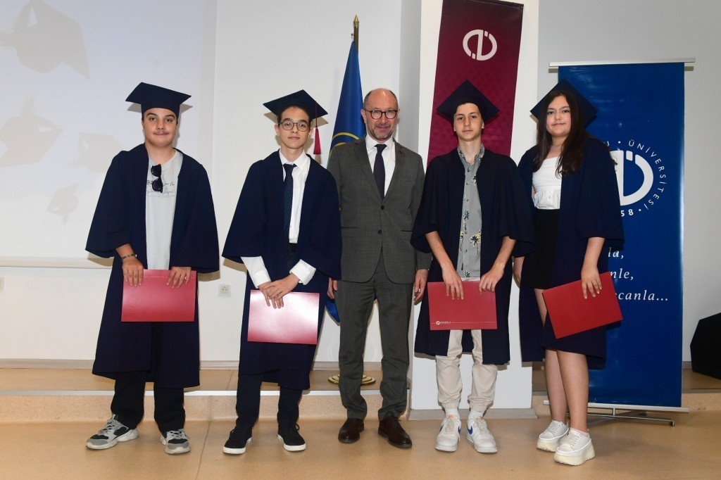 ÜYEP’li öğrencilerin mezuniyet sevinci