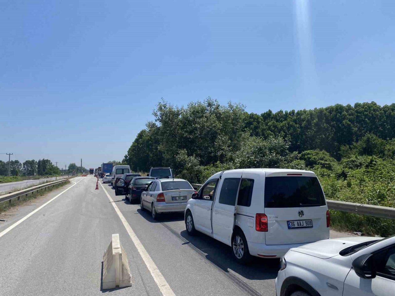 D100’de kaza, trafik çift yönlü durdu: 10 yaralı