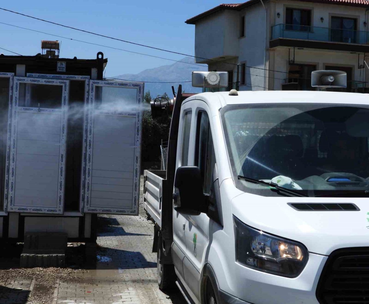 Deprem bölgesinde ilaçlama ve temizlik çalışması sürüyor