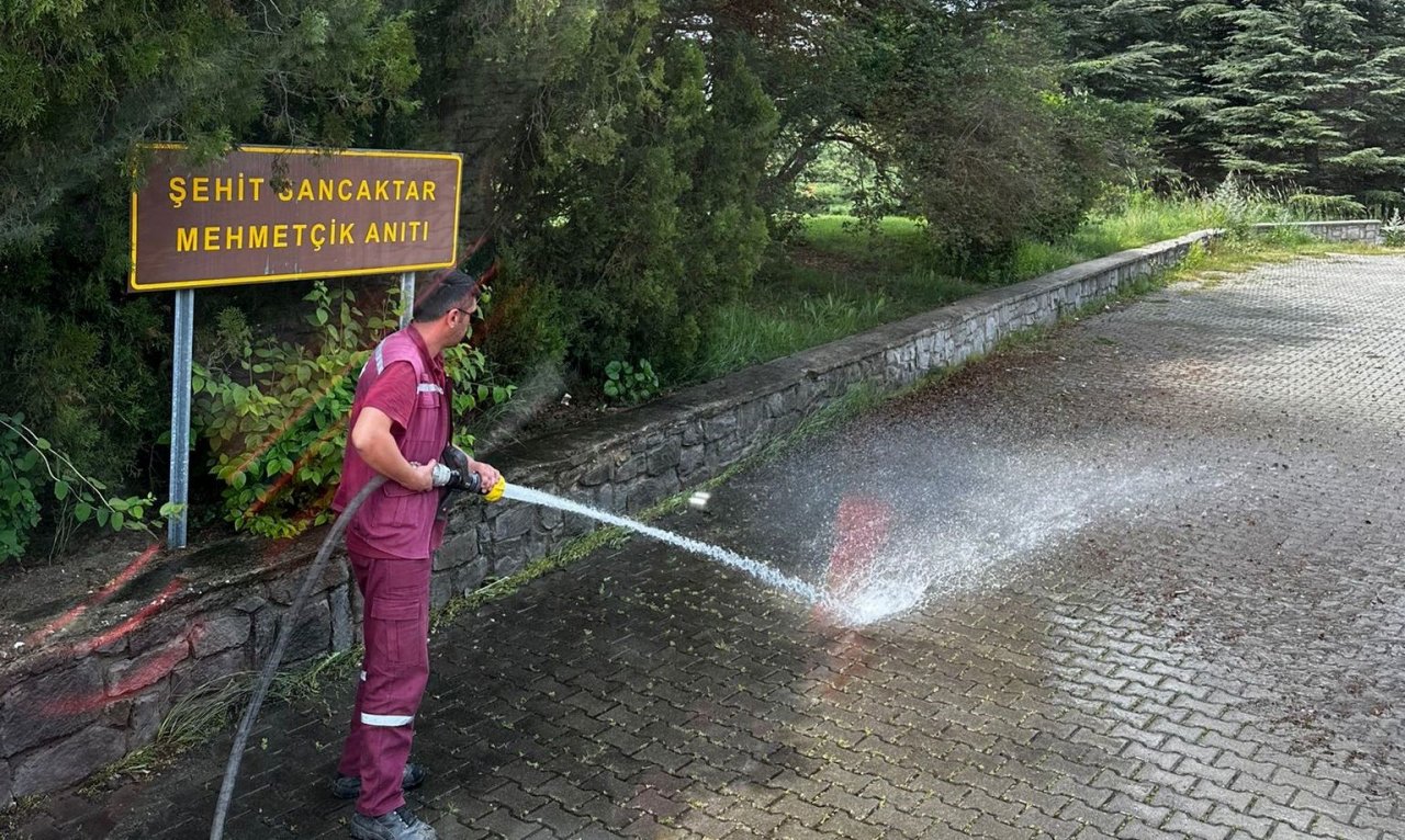 Şehit Sancaktar Mehmetçik heykelinde temizlik