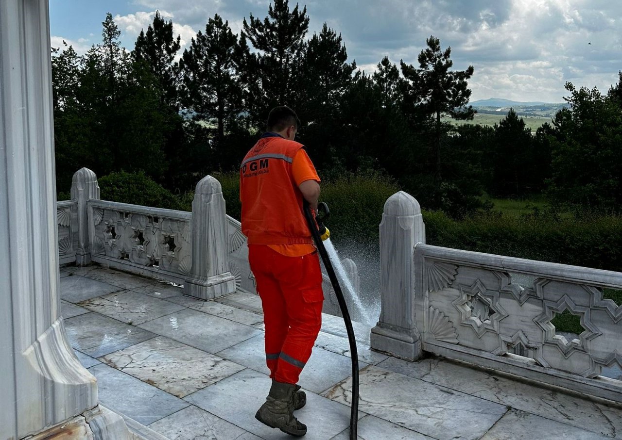 Şehit Sancaktar Mehmetçik heykelinde temizlik