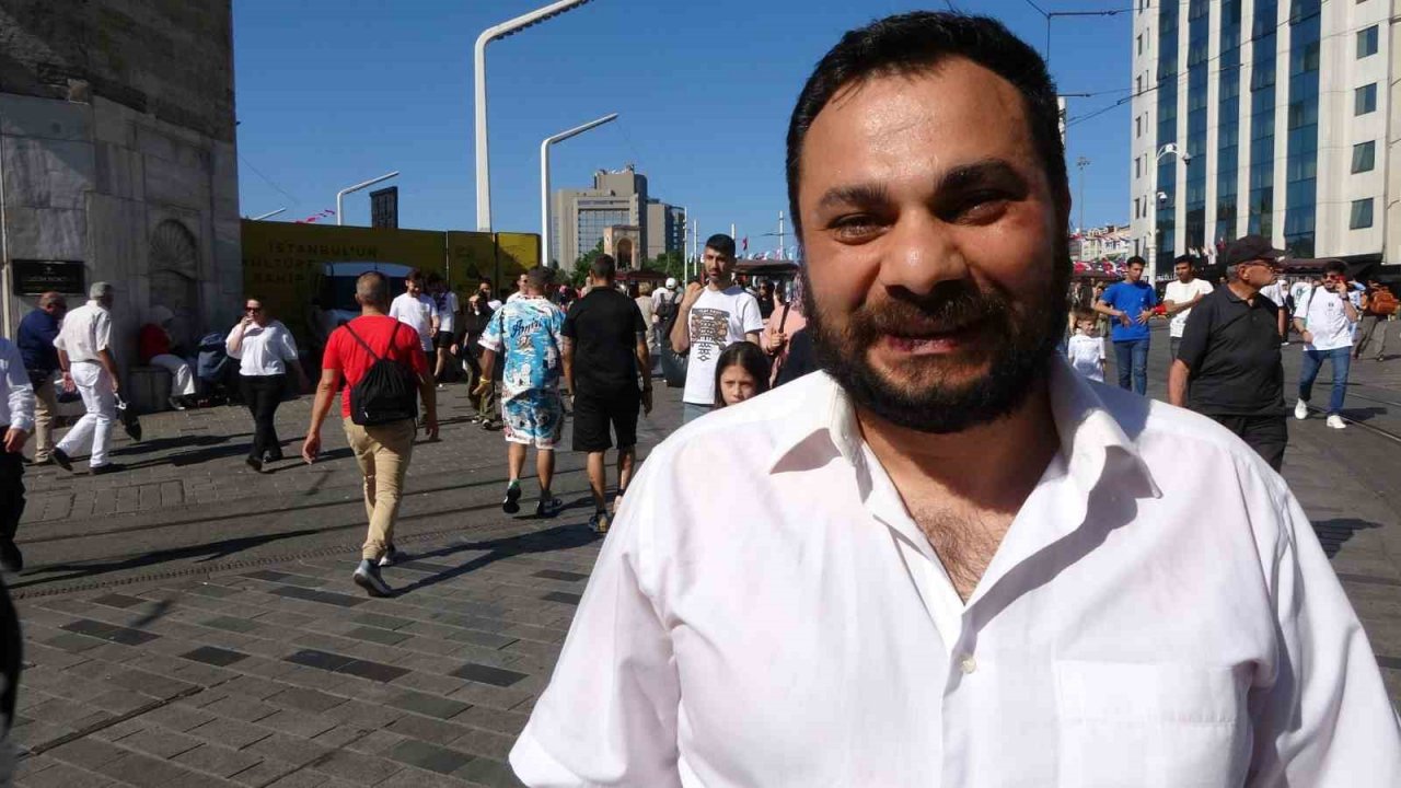 Taksim’de sıcaktan bunalan vatandaşlar şemsiye ile gezdi