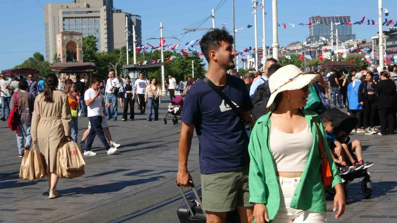 Taksim’de sıcaktan bunalan vatandaşlar şemsiye ile gezdi