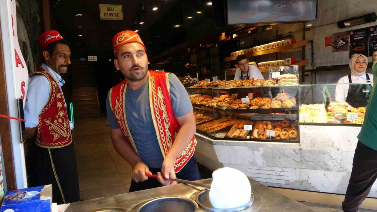 Taksim’de sıcaktan bunalan vatandaşlar şemsiye ile gezdi