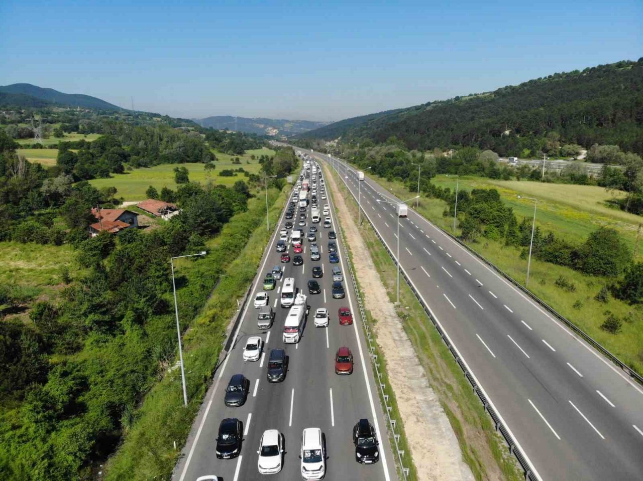 Bayram tatili için yollara akın ettiler: Ankara istikameti durma noktasına geldi