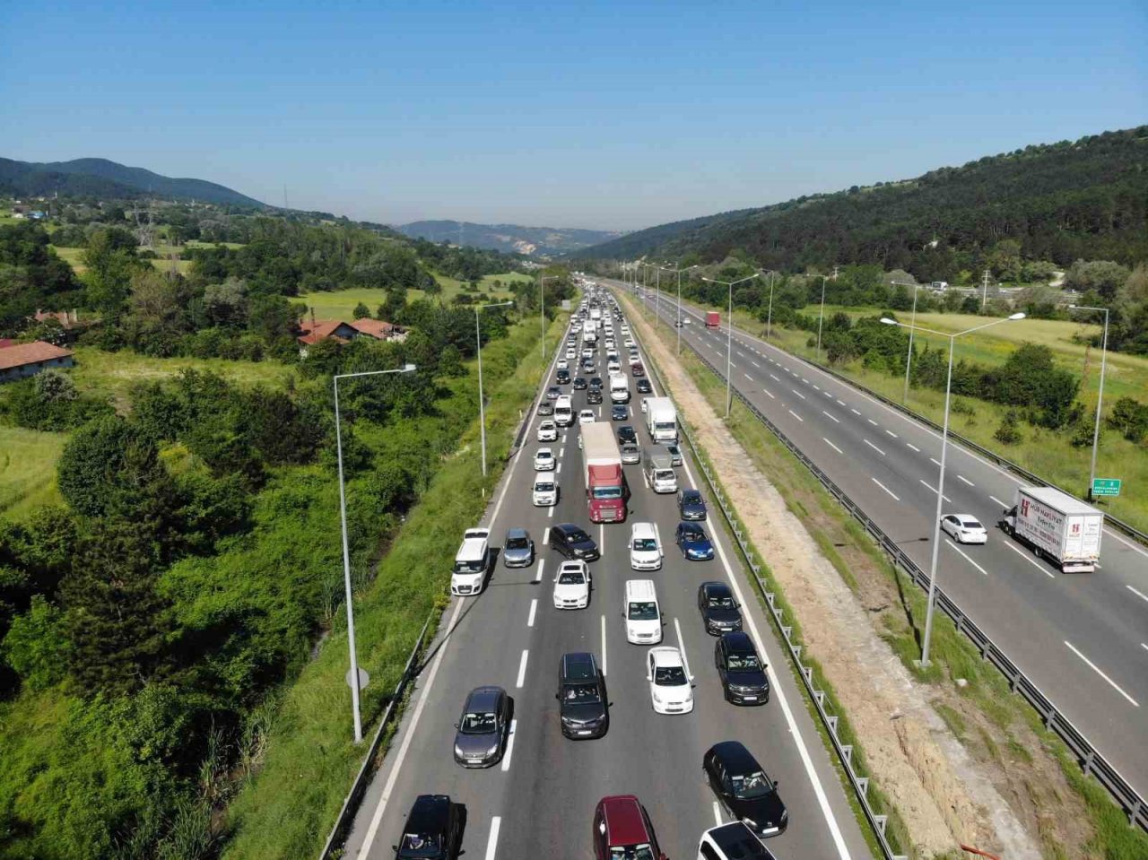 Bayram tatili için yollara akın ettiler: Ankara istikameti durma noktasına geldi