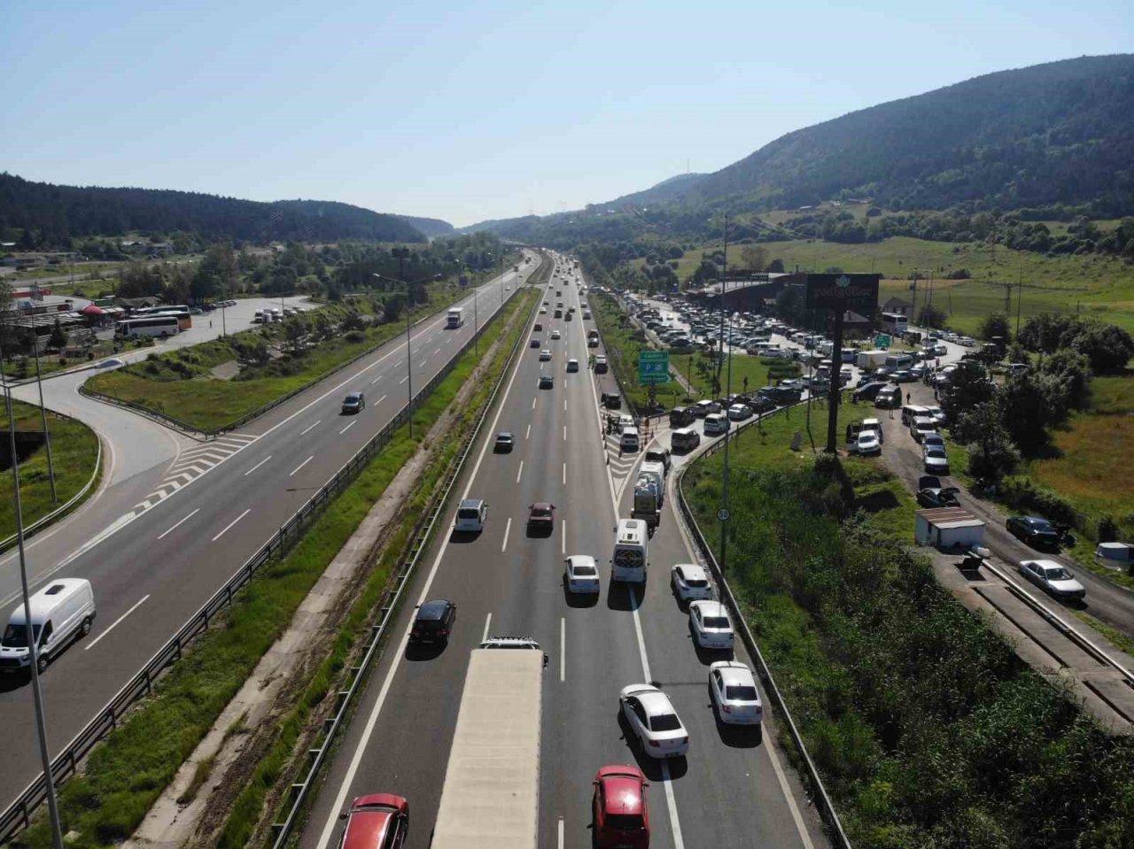 Bayram tatili için yollara akın ettiler: Ankara istikameti durma noktasına geldi