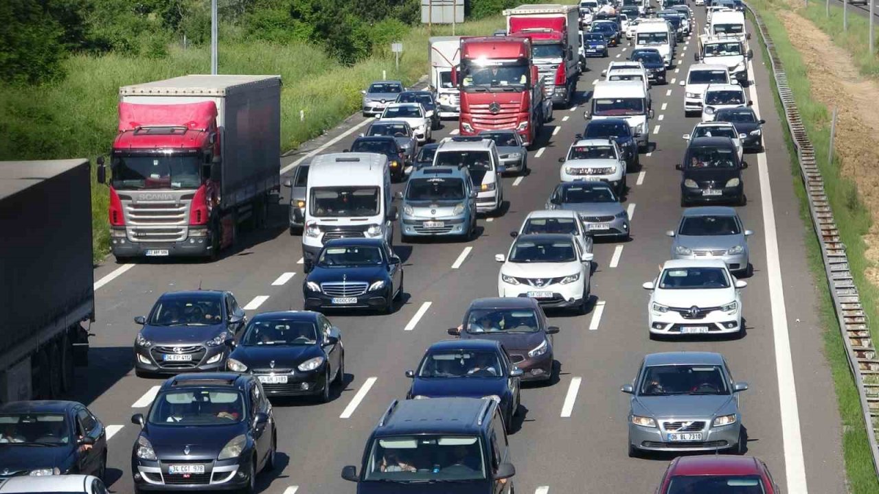 Bayram tatili için yollara akın ettiler: Ankara istikameti durma noktasına geldi