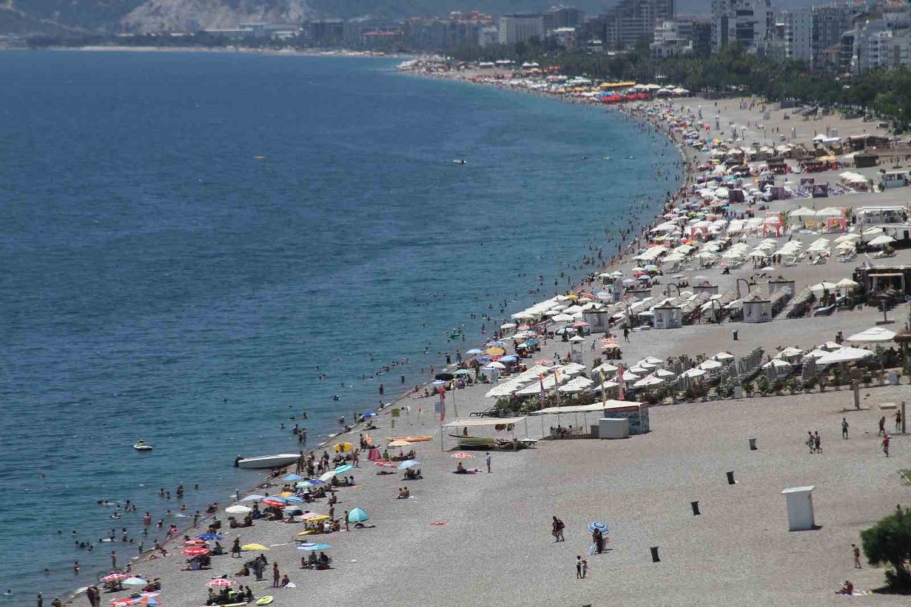 Antalya’da termometreler 41 dereceyi gördü, sıcaktan bunalan deniz koştu