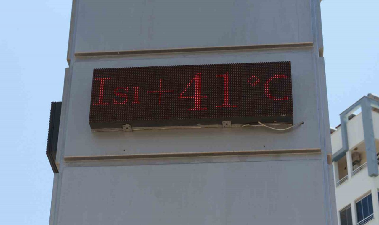 Antalya’da termometreler 41 dereceyi gördü, sıcaktan bunalan deniz koştu