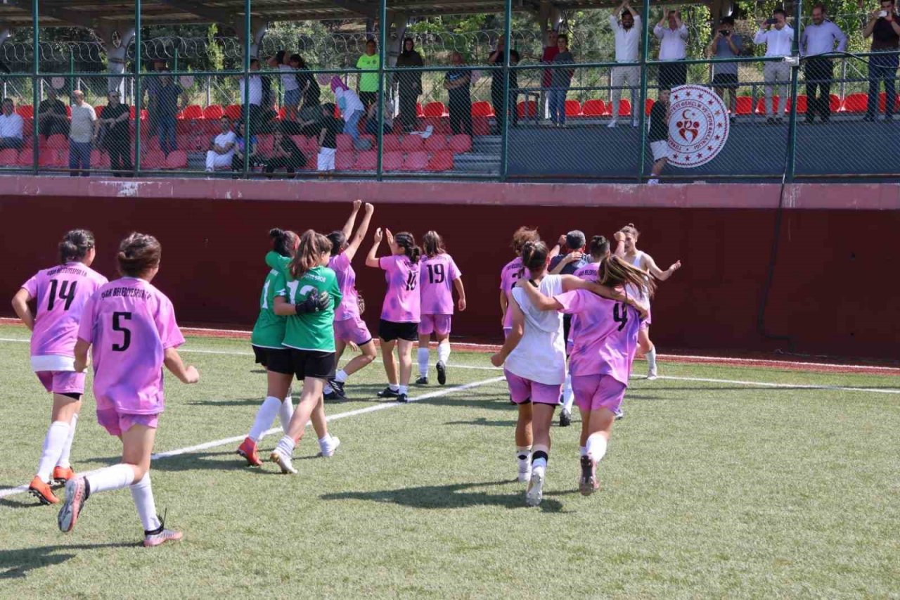 Uşak’ın şampiyon kızları 2. Lige yükseldi