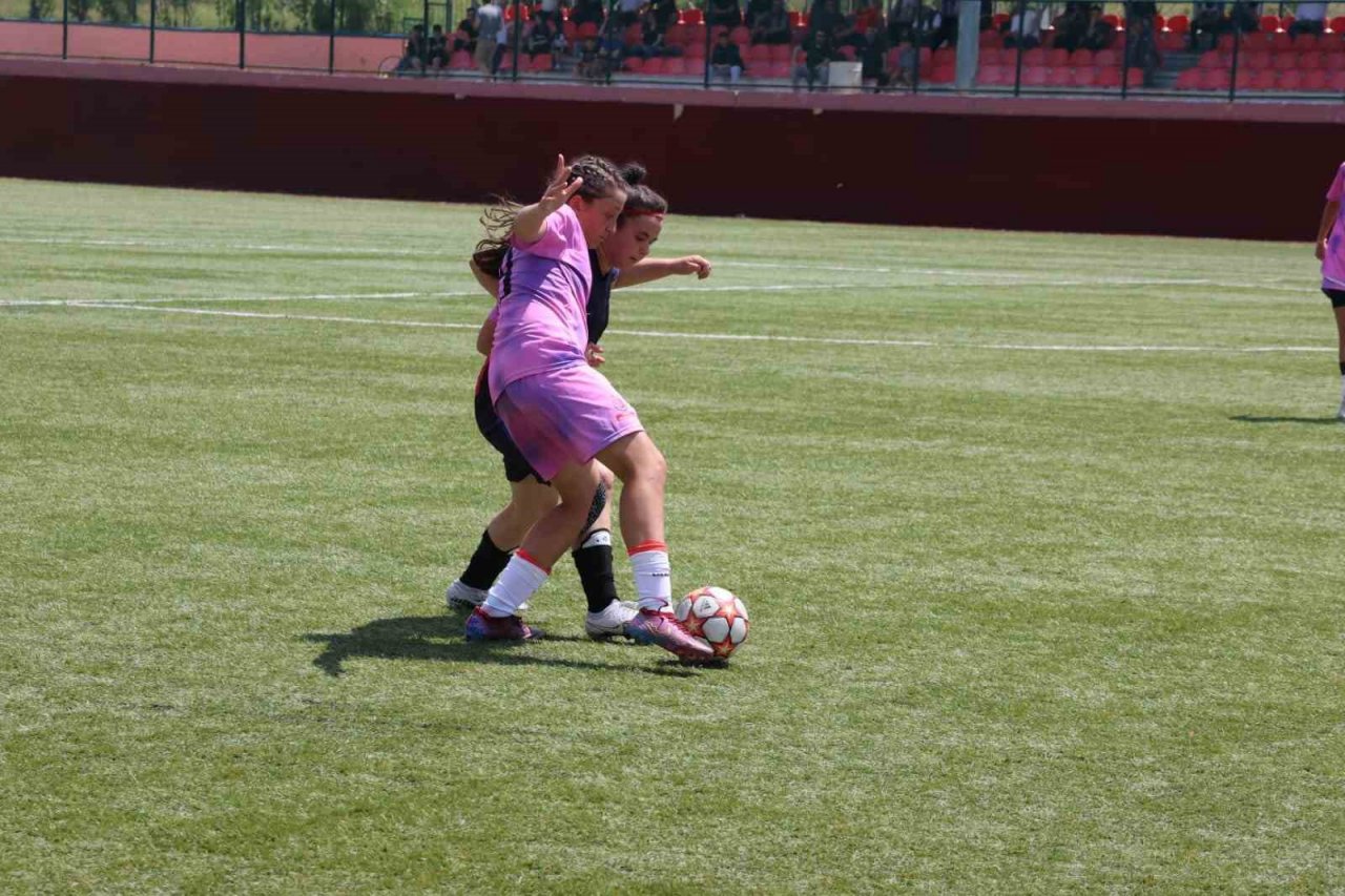 Uşak’ın şampiyon kızları 2. Lige yükseldi