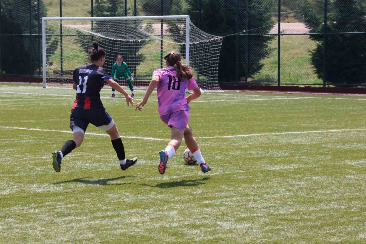 Uşak’ın şampiyon kızları 2. Lige yükseldi