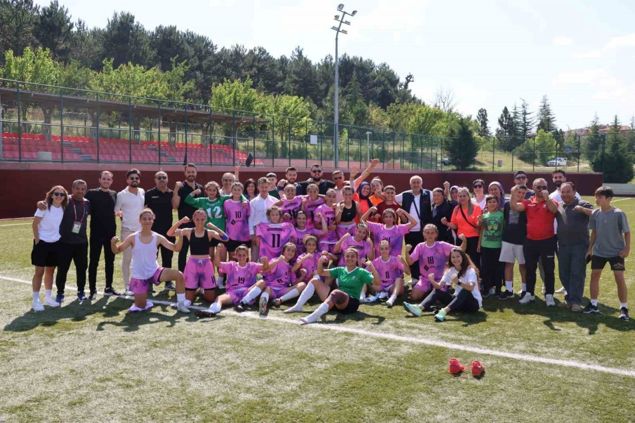 Uşak’ın şampiyon kızları 2. Lige yükseldi