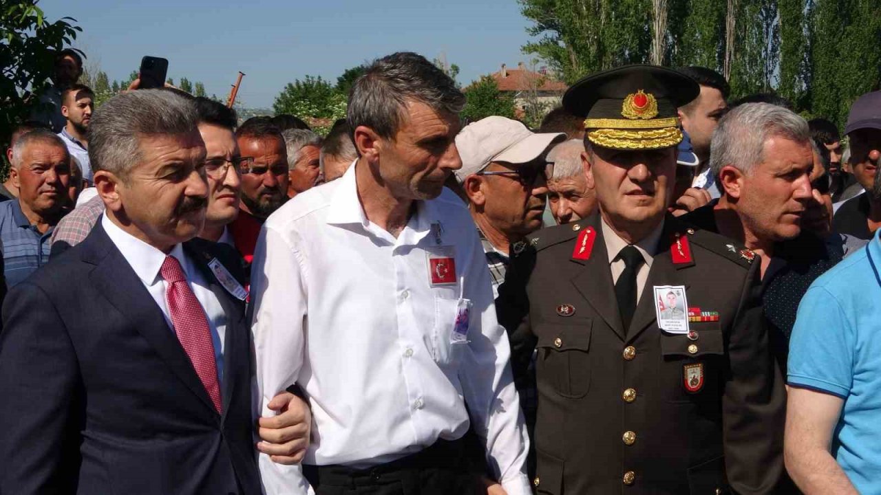 Uşak şehidini son yolculuğuna uğurladı