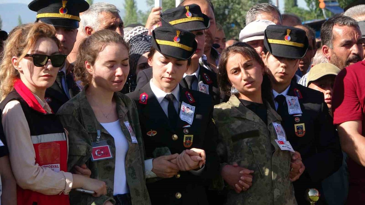 Uşak şehidini son yolculuğuna uğurladı