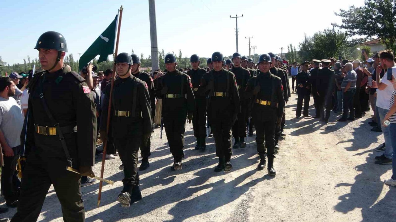 Uşak şehidini son yolculuğuna uğurladı