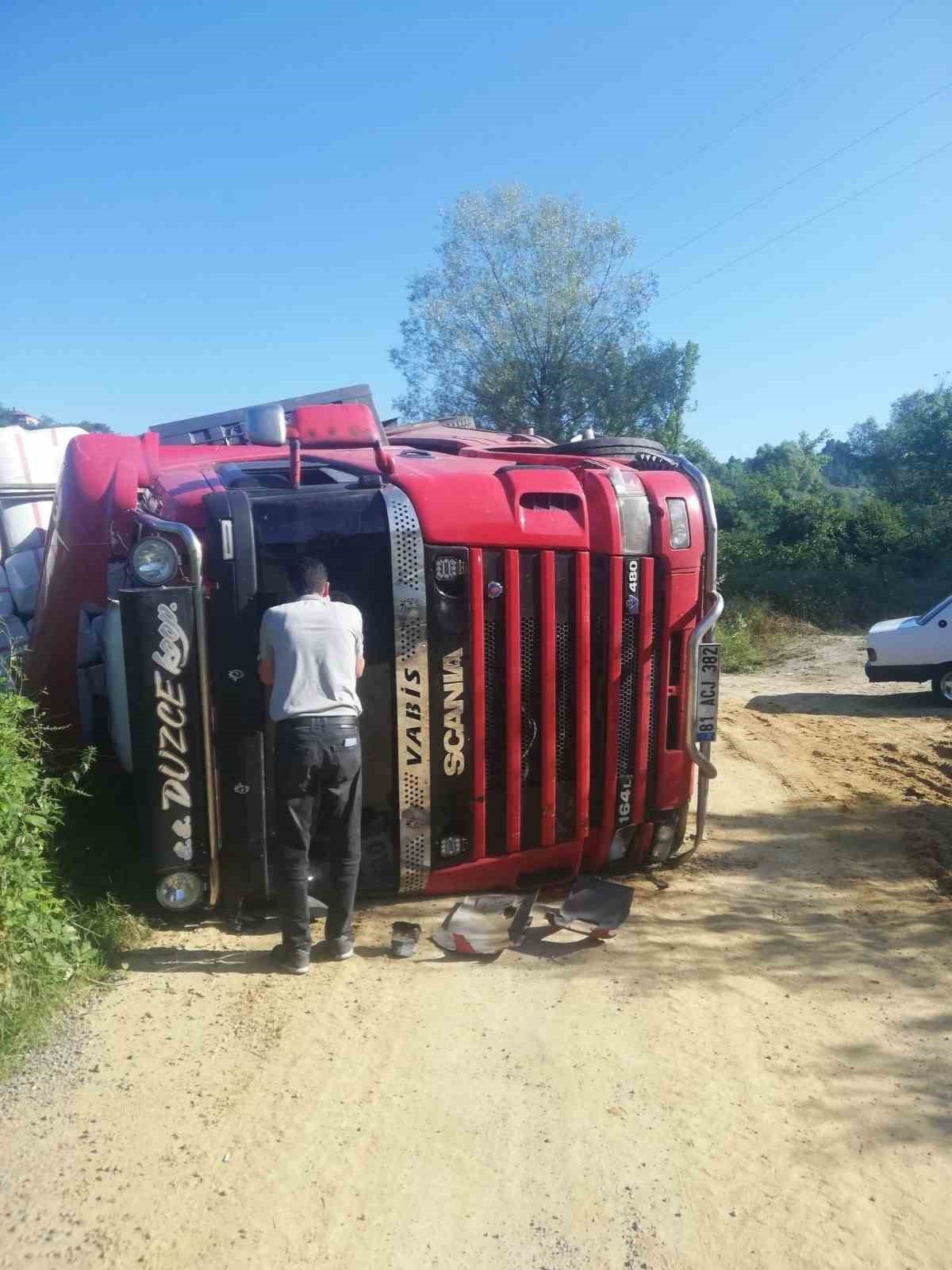 Saman yüklü tır devrildi