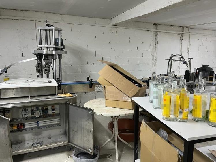 (Düzeltme) Sahte içki üreticilerine büyük darbe: 26 bin 300 litre sahte içki ele geçirildi