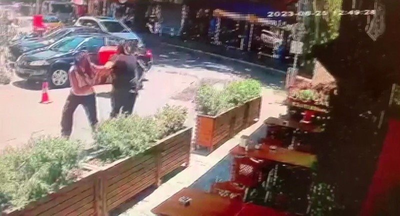 Üsküdar’da asırlık çınar ağacının caddeye devrilmesi kameraya yansıdı