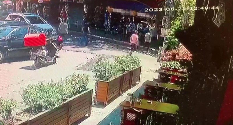 Üsküdar’da asırlık çınar ağacının caddeye devrilmesi kameraya yansıdı